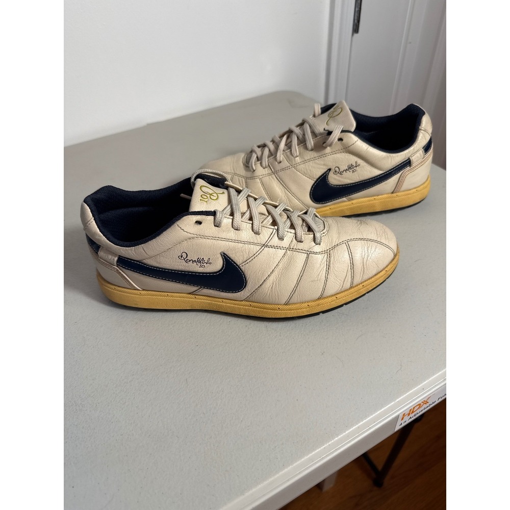VINTAGE 2006 Nike Ronaldinho 10R Court shoe icon gold tongue and signature. Sz 9